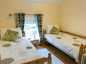Bedroom 2 with 2 single beds