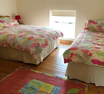 Schlafzimmer mit Einzel- und Etagenbett