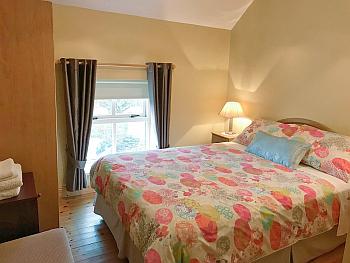 Schlafzimmer mit Doppelbett