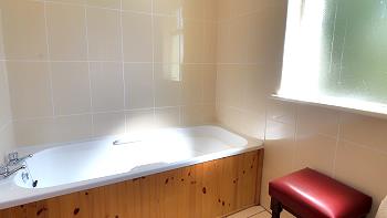 Badezimmer mit Wanne