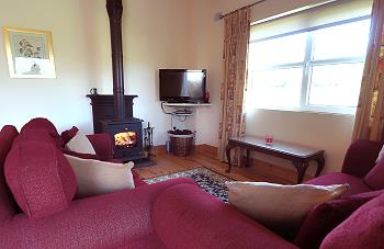 Die moderne Küche mit Essbereich