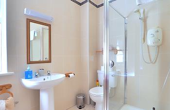 Badezimmer mit Dusche